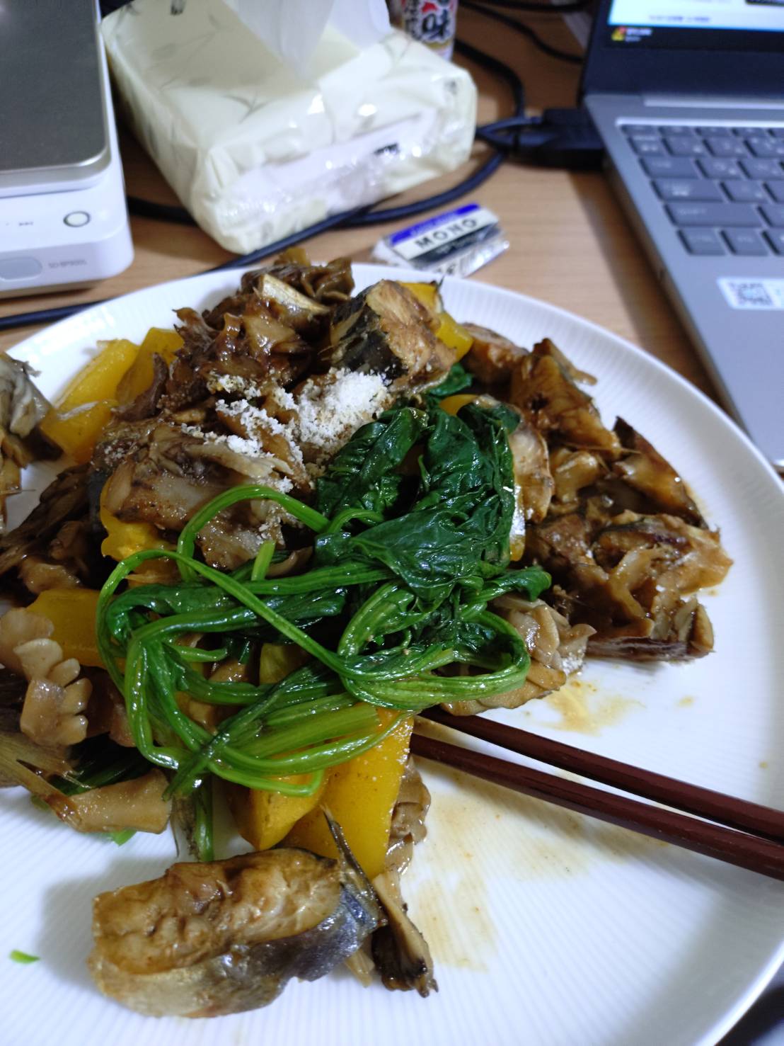 ぶつ切りイワシを焼いたやつ，炒めたパプリカと，ゆでたホウレンソウを添えて